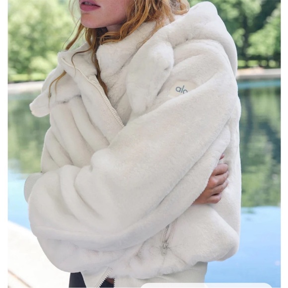 LIKE NEW ALO Faux Fur Foxy Jacket, Ivory, size XS - Picture 4 of 10